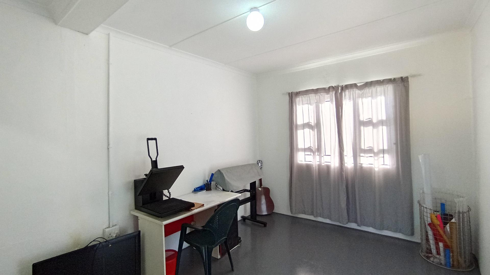 Flatlet - 28 square meters of property in Yellowwood Park 