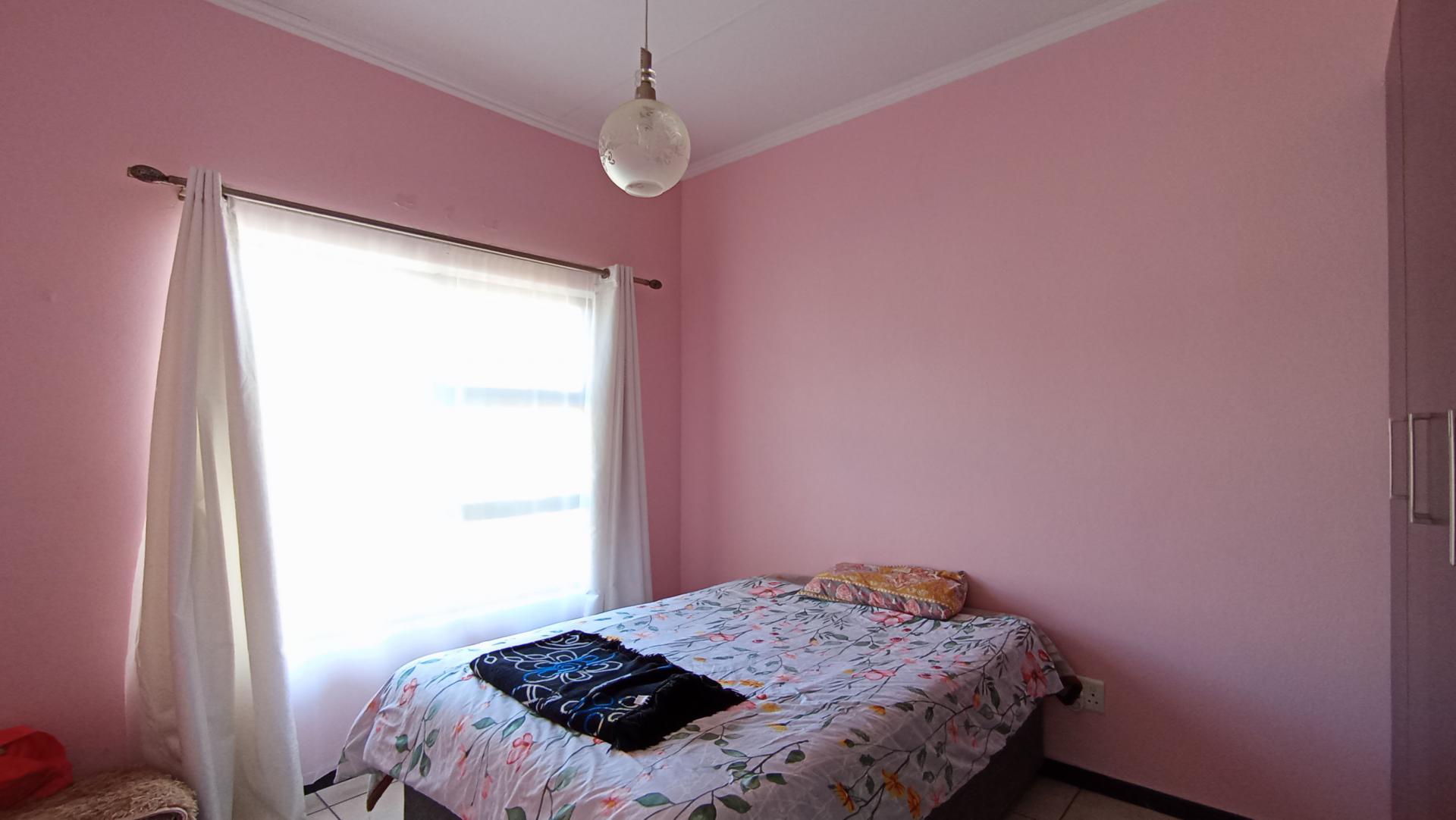 Bed Room 1 - 14 square meters of property in Greenstone Hill