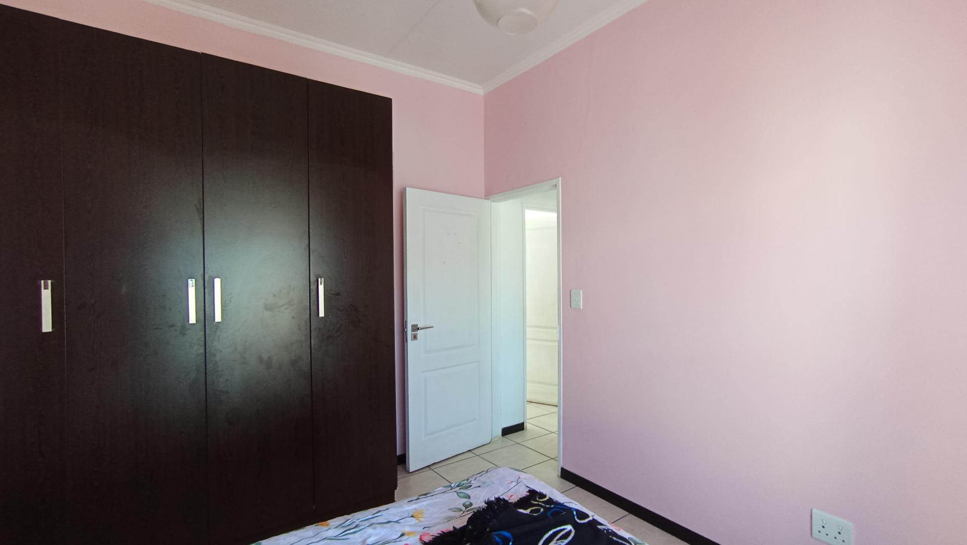 Bed Room 1 - 14 square meters of property in Greenstone Hill