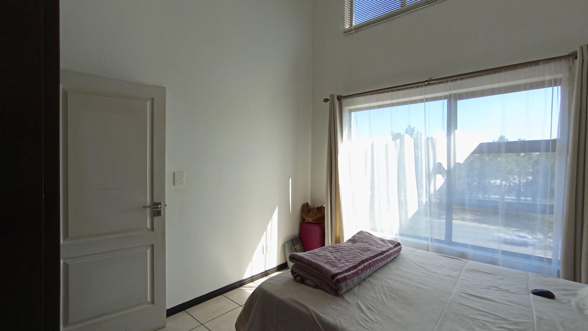 Main Bedroom - 14 square meters of property in Greenstone Hill