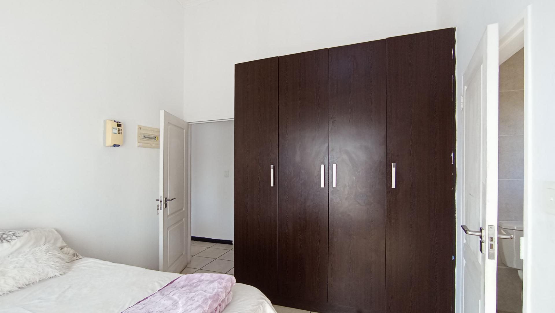 Main Bedroom - 14 square meters of property in Greenstone Hill