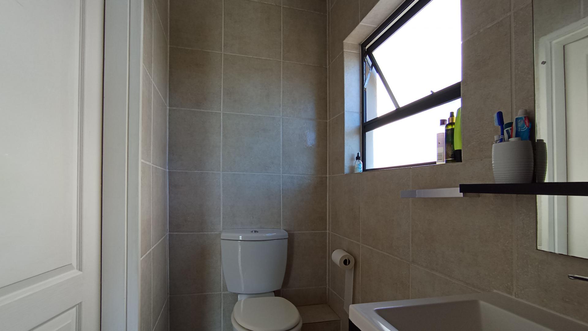Main Bathroom - 6 square meters of property in Greenstone Hill