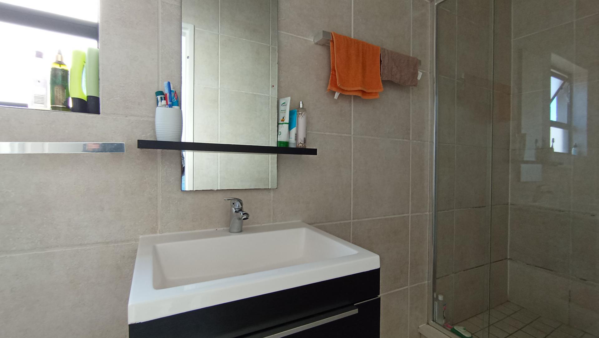 Main Bathroom - 6 square meters of property in Greenstone Hill
