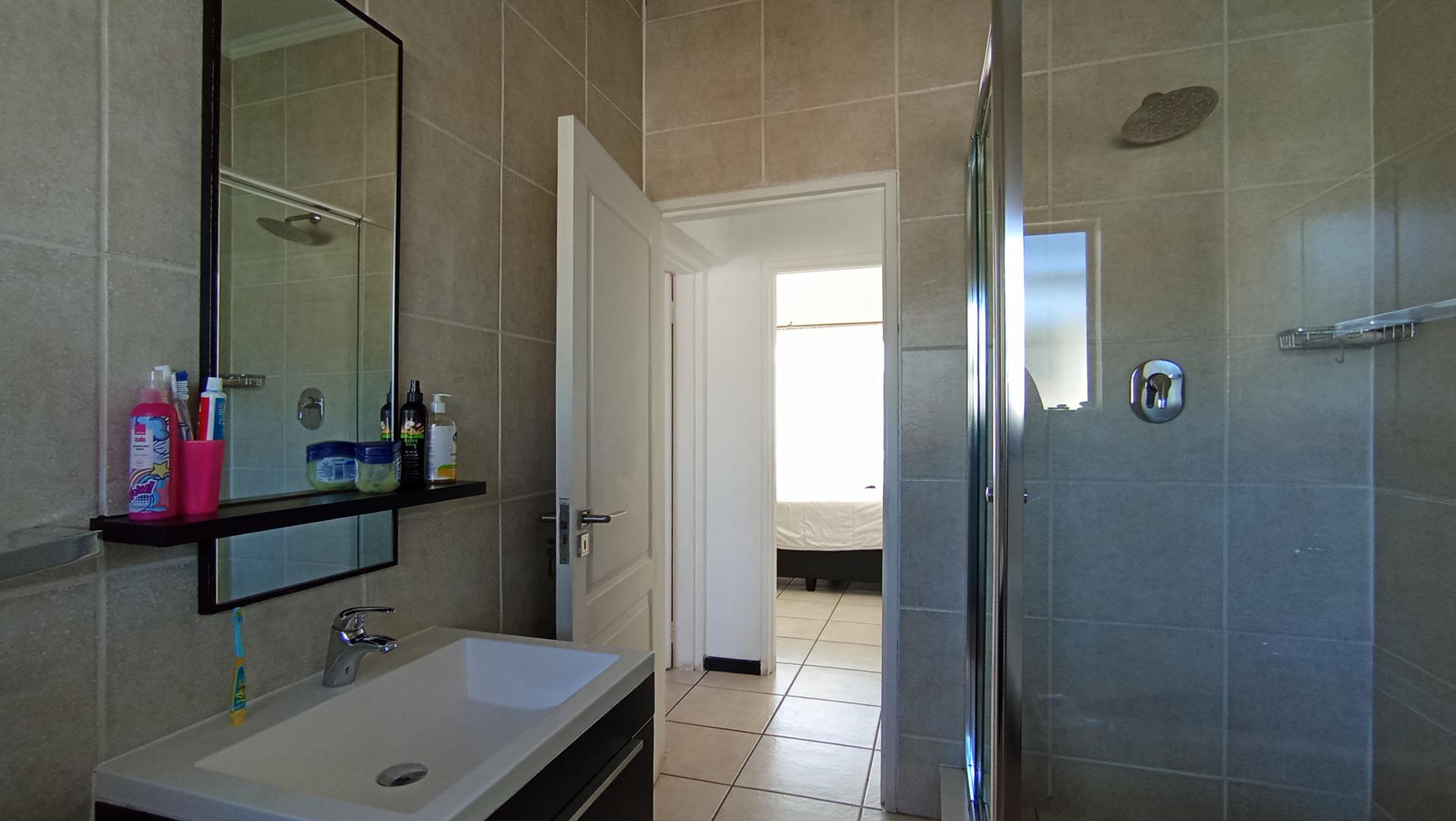 Bathroom 1 - 7 square meters of property in Greenstone Hill
