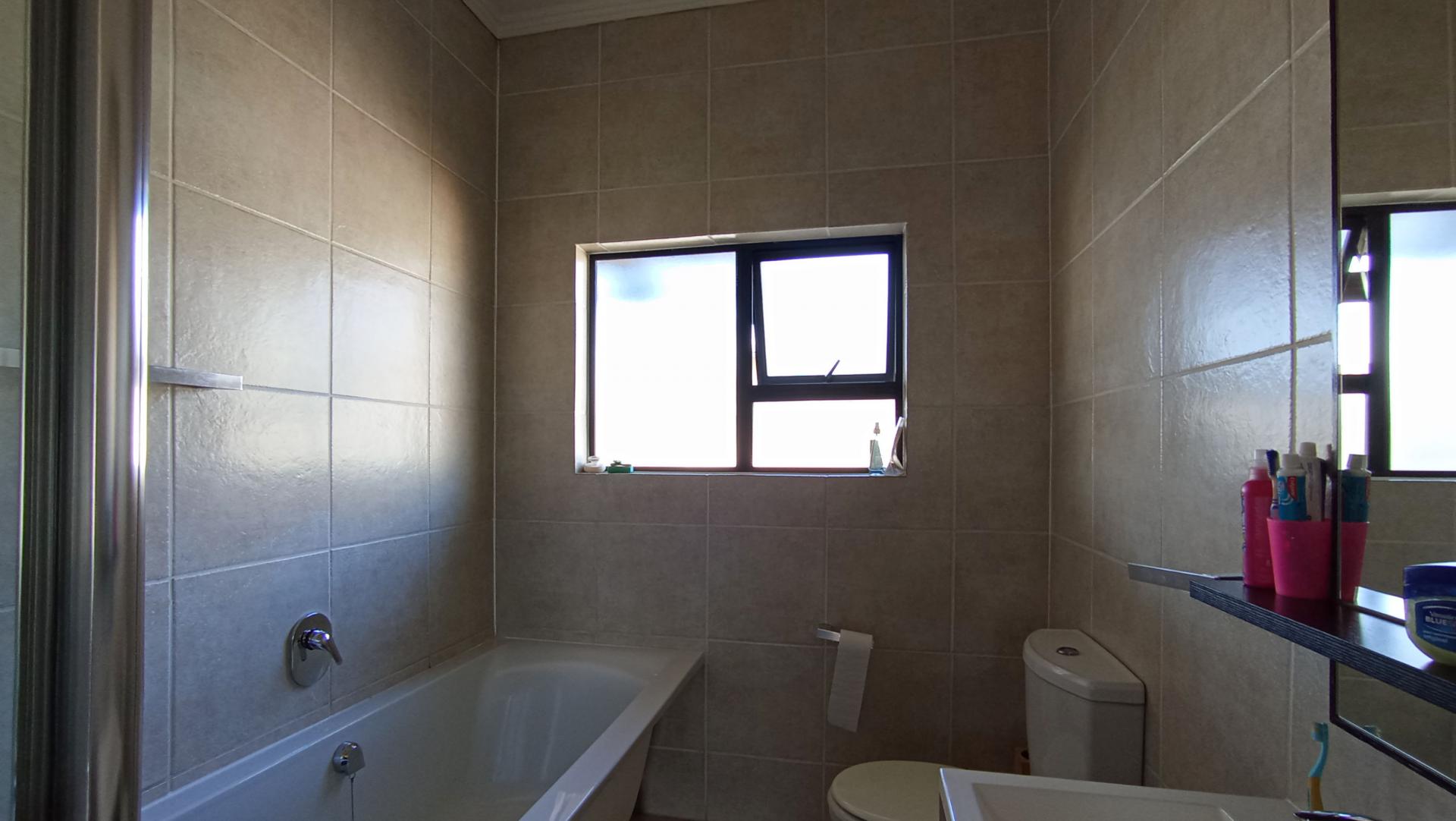 Bathroom 1 - 7 square meters of property in Greenstone Hill