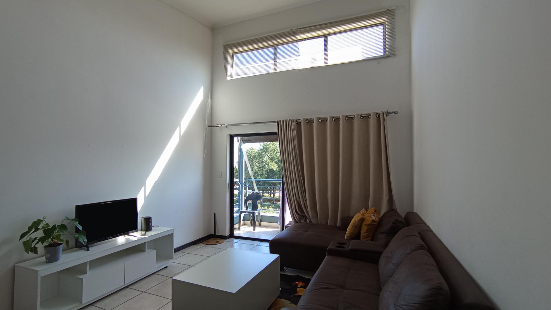 Lounges - 19 square meters of property in Greenstone Hill