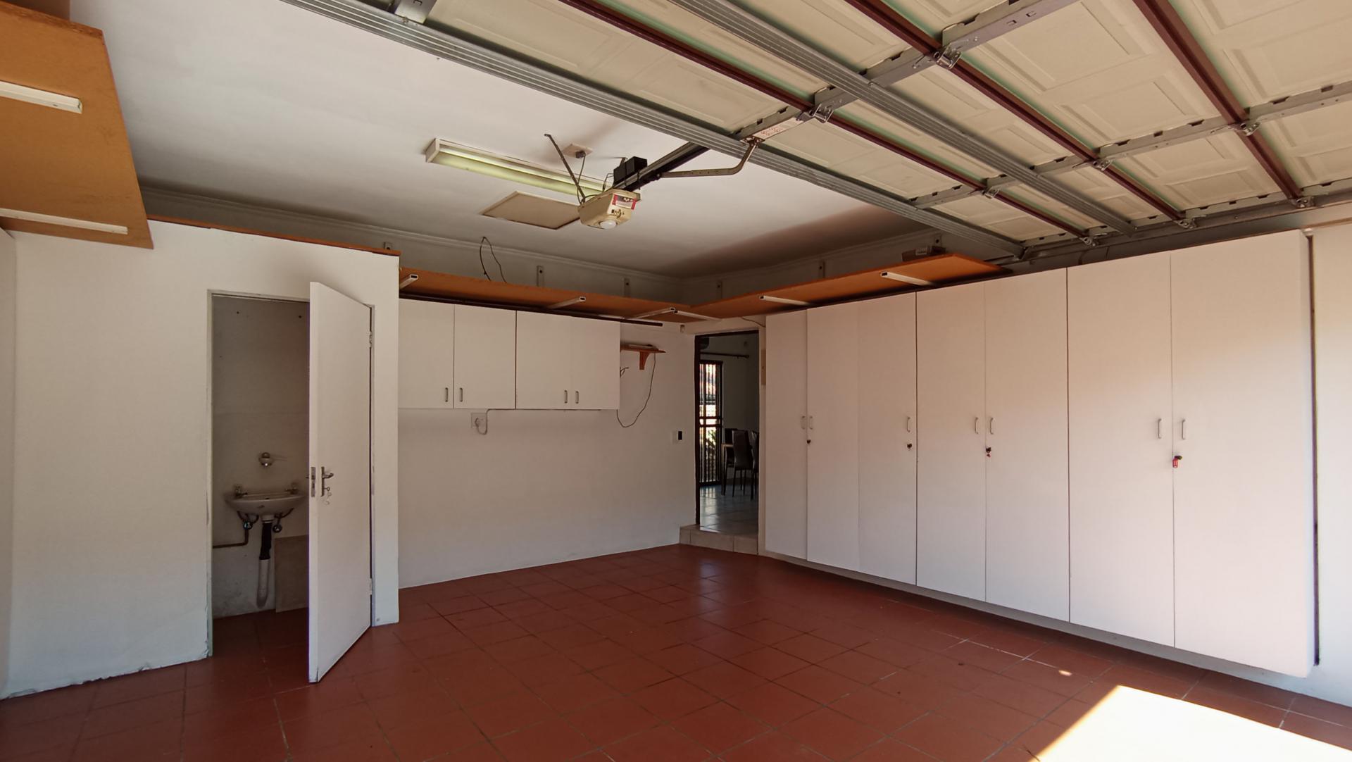 Garage - 30 square meters of property in New Redruth