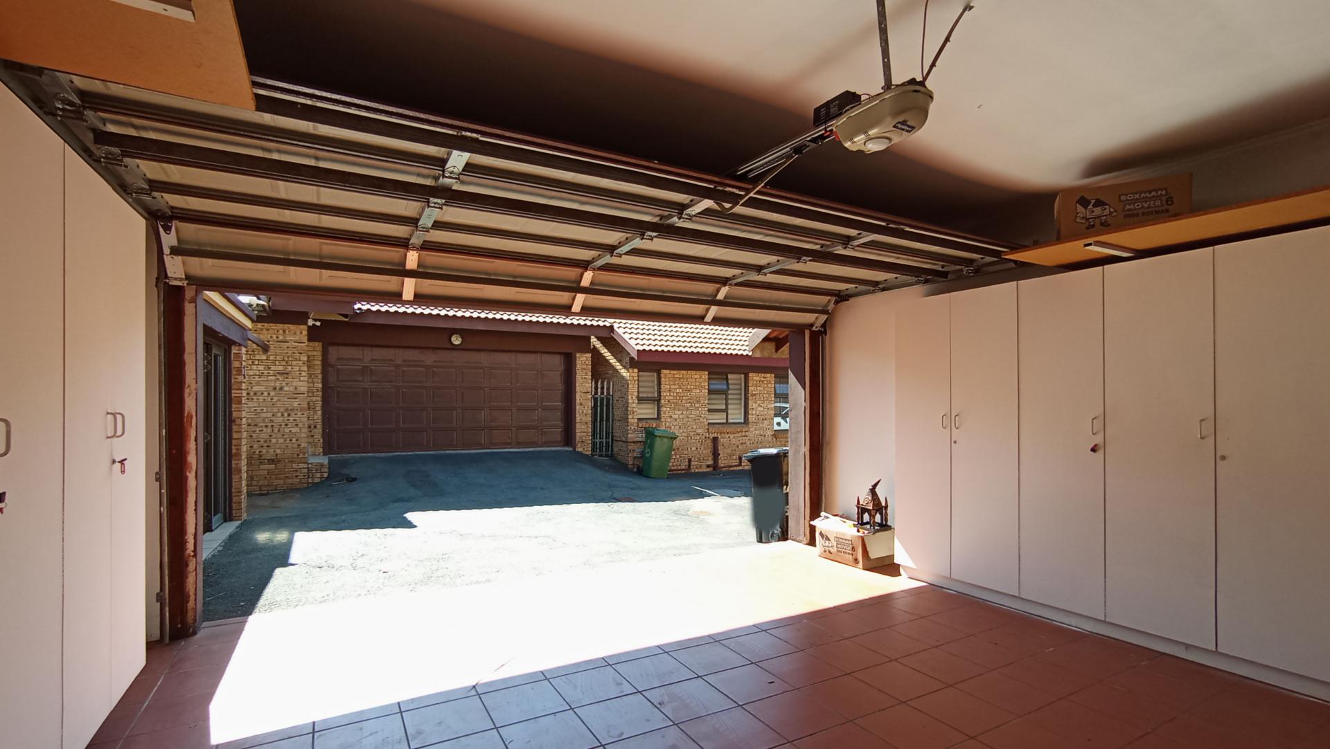 Garage - 30 square meters of property in New Redruth