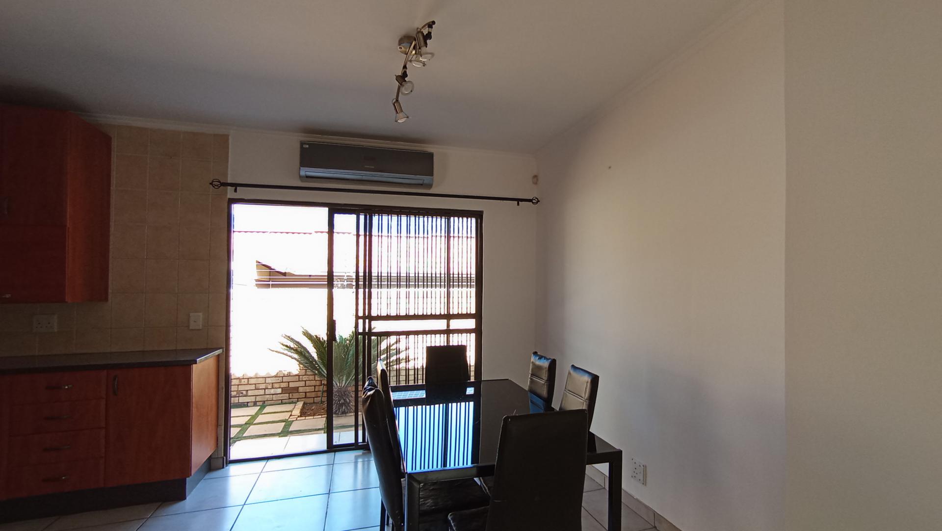 Dining Room - 10 square meters of property in New Redruth