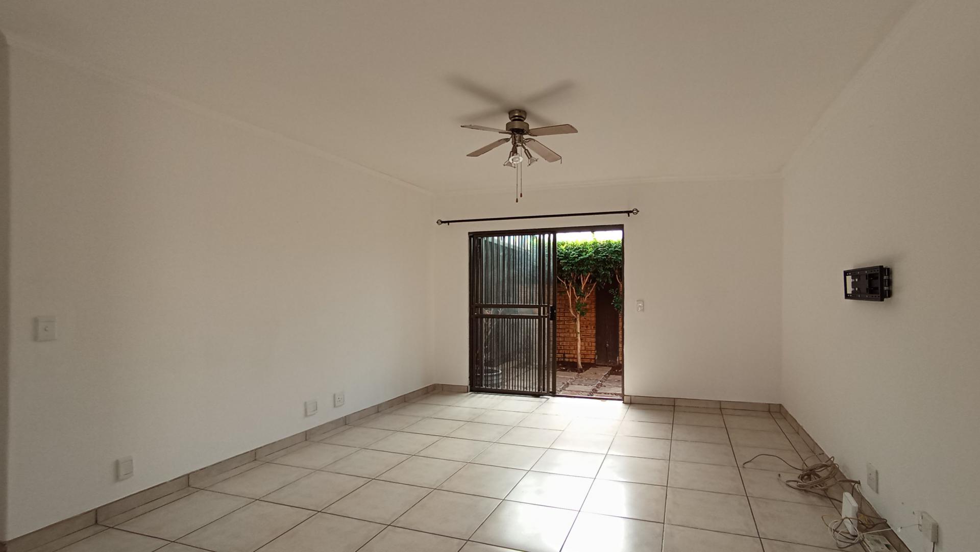 Lounges - 23 square meters of property in New Redruth