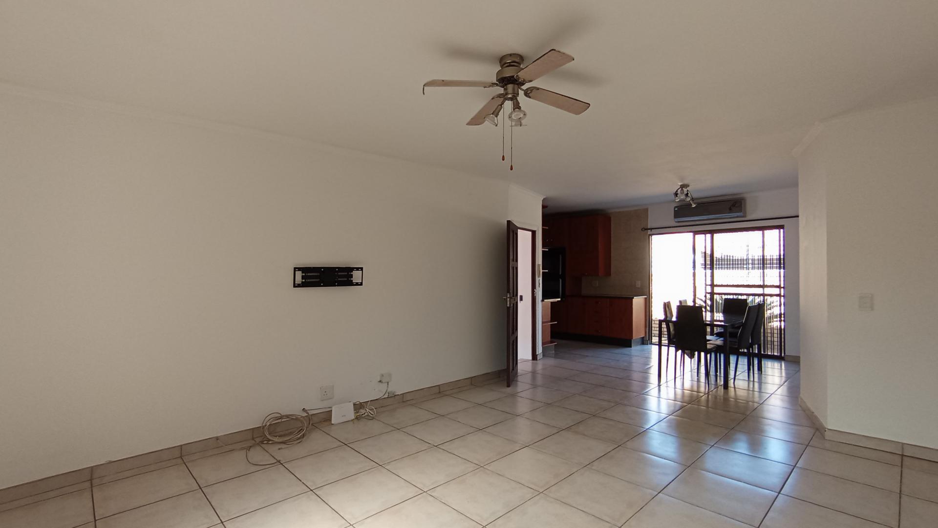 Lounges - 23 square meters of property in New Redruth