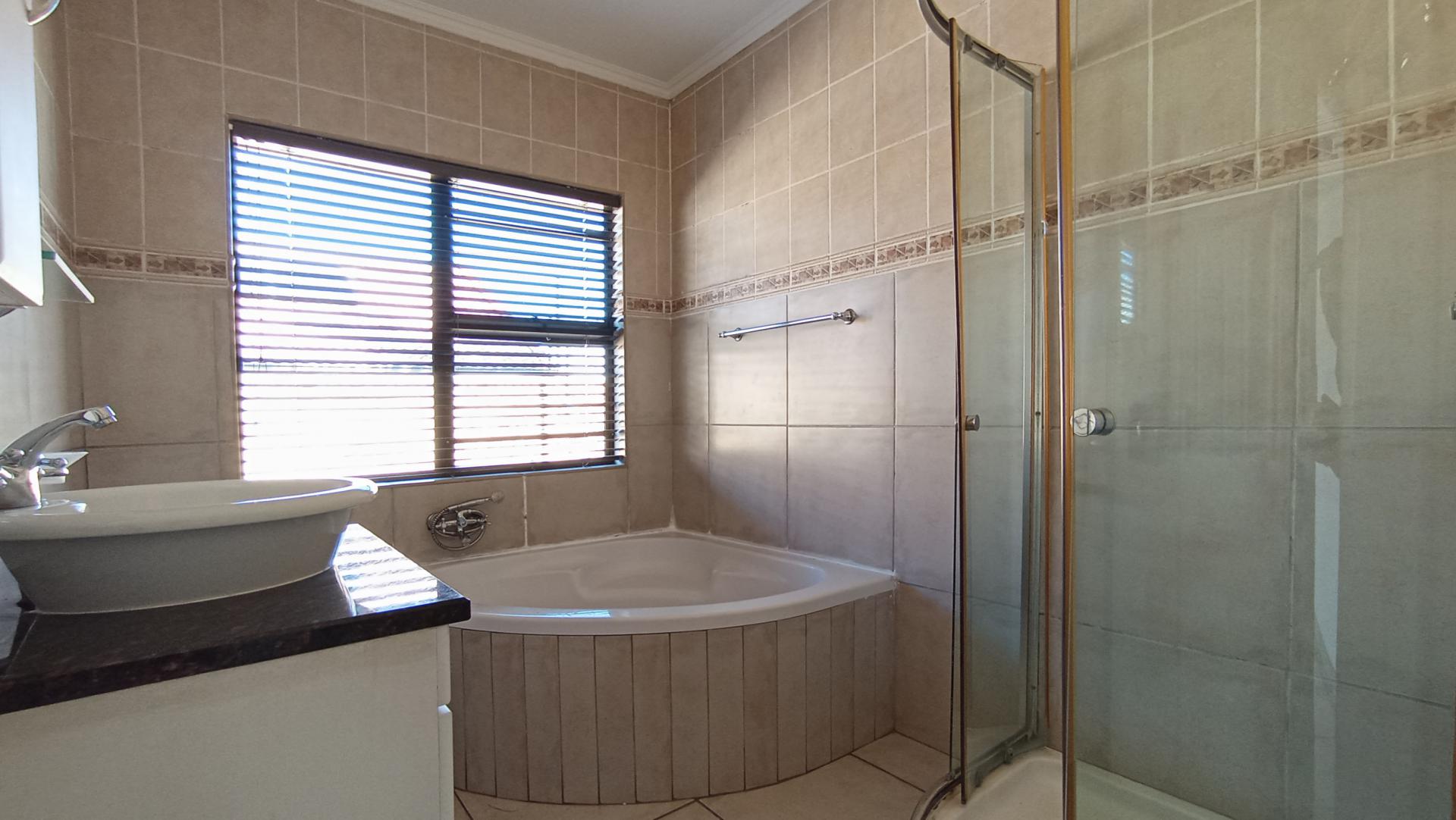 Bathroom 1 - 6 square meters of property in New Redruth