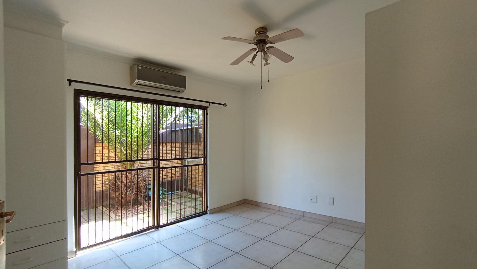 Main Bedroom - 18 square meters of property in New Redruth