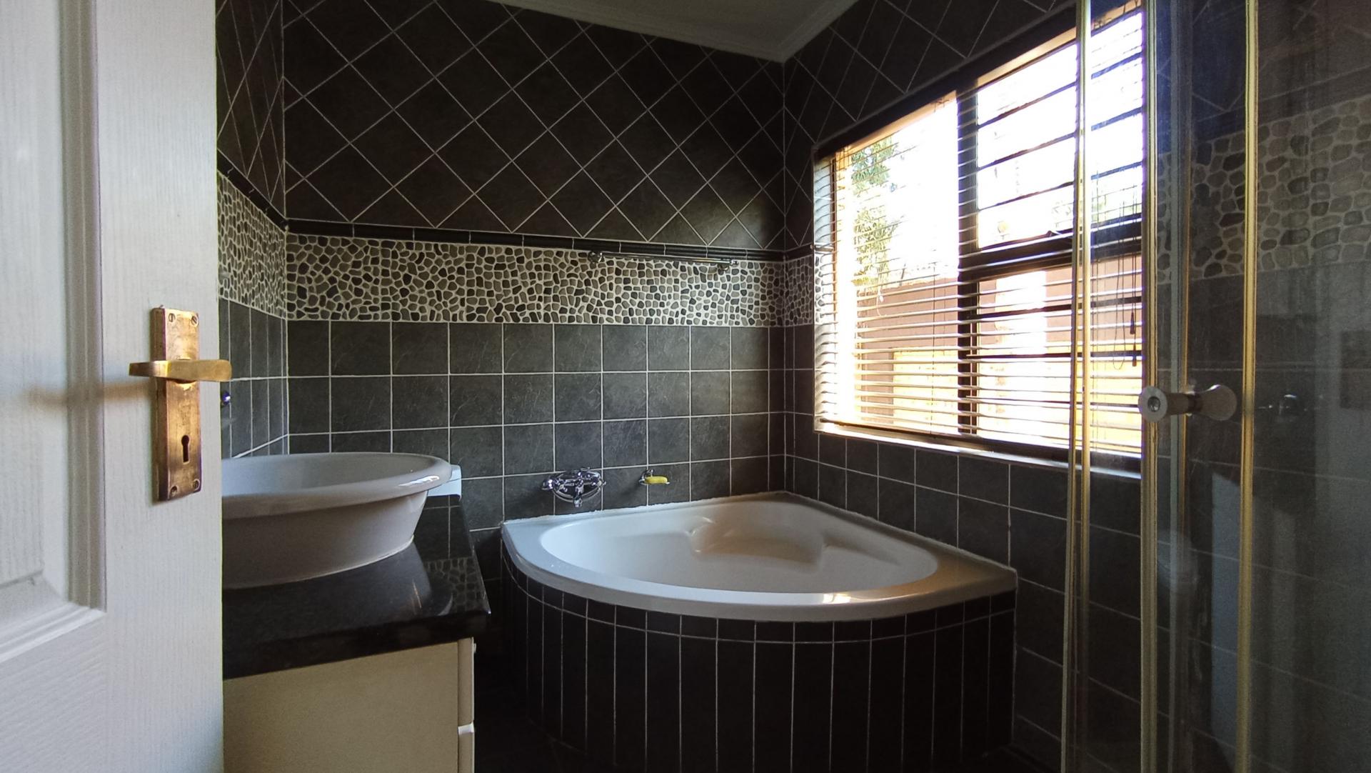 Main Bathroom - 6 square meters of property in New Redruth