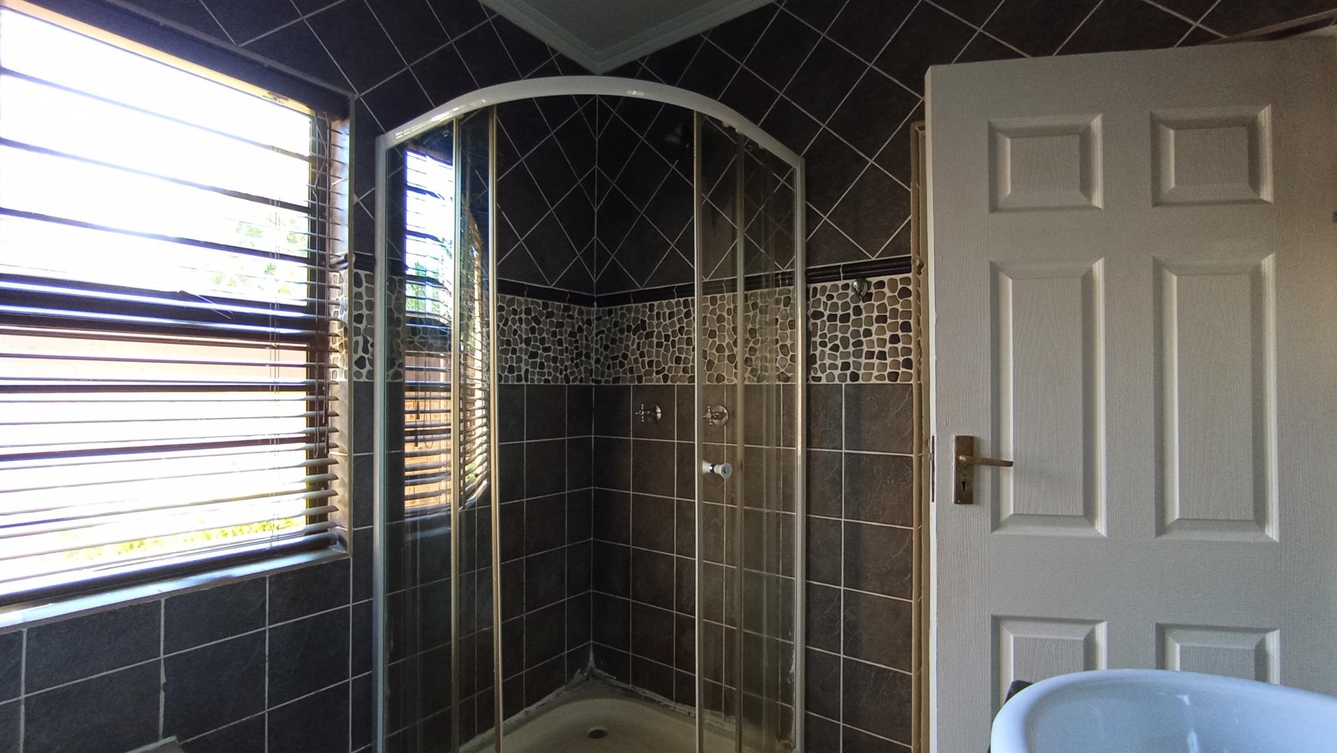 Main Bathroom - 6 square meters of property in New Redruth