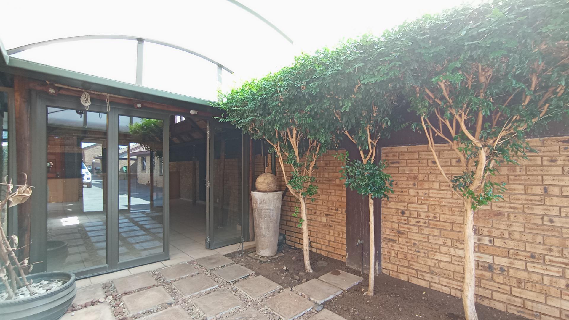 Patio - 17 square meters of property in New Redruth