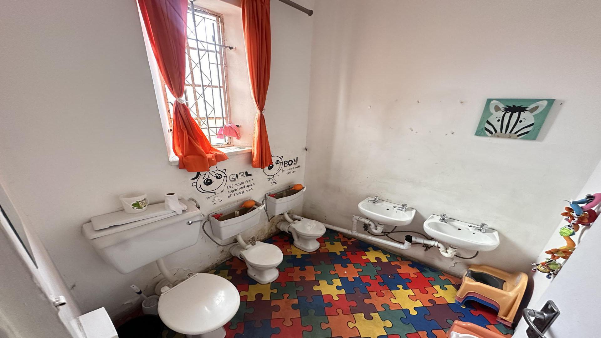 Bathroom 1 of property in Port Elizabeth Central