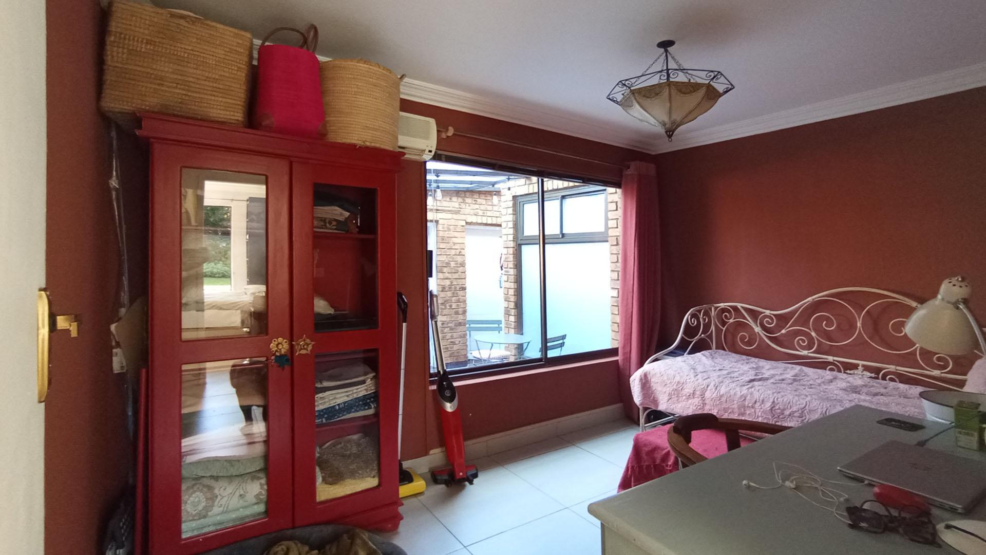 Bed Room 1 - 10 square meters of property in Faerie Glen