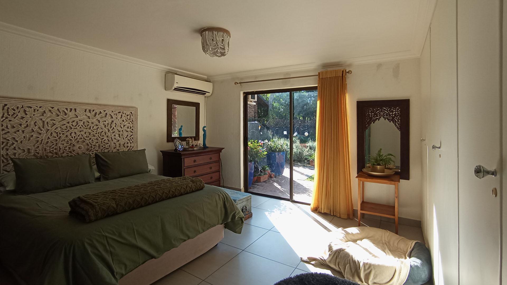 Main Bedroom - 22 square meters of property in Faerie Glen