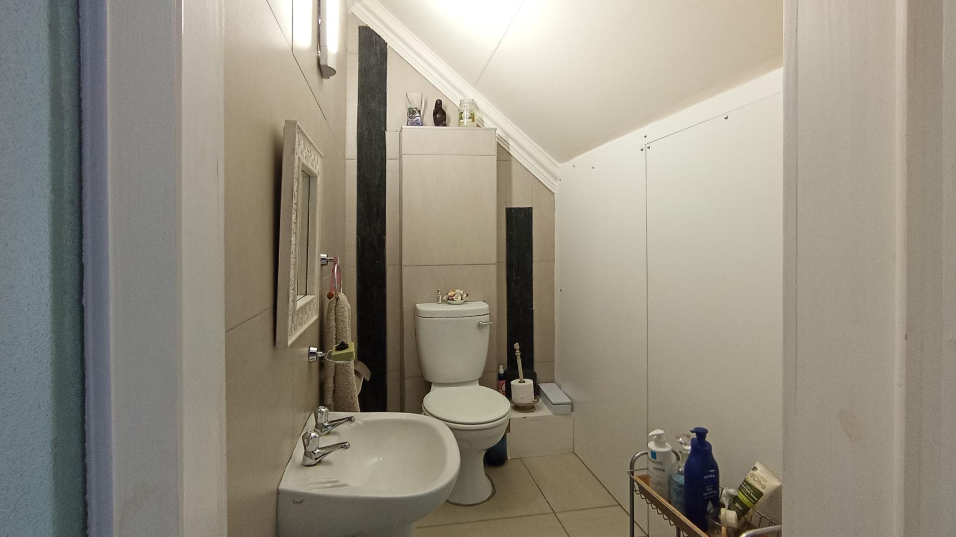 Bathroom 2 - 3 square meters of property in Faerie Glen