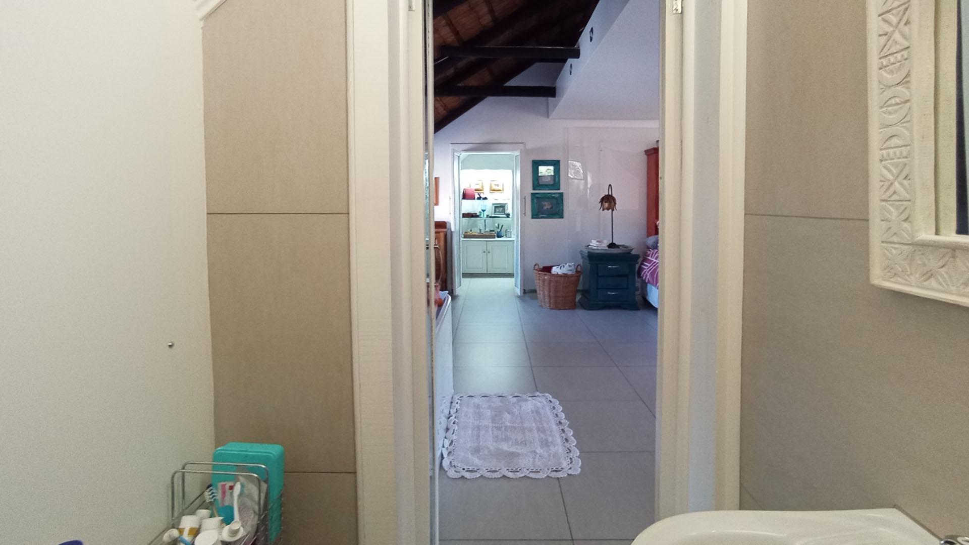 Bathroom 2 - 3 square meters of property in Faerie Glen