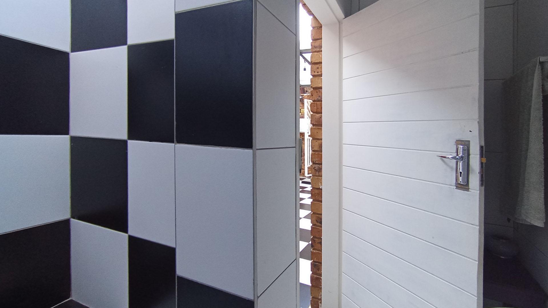 Bathroom 3+ - 5 square meters of property in Faerie Glen