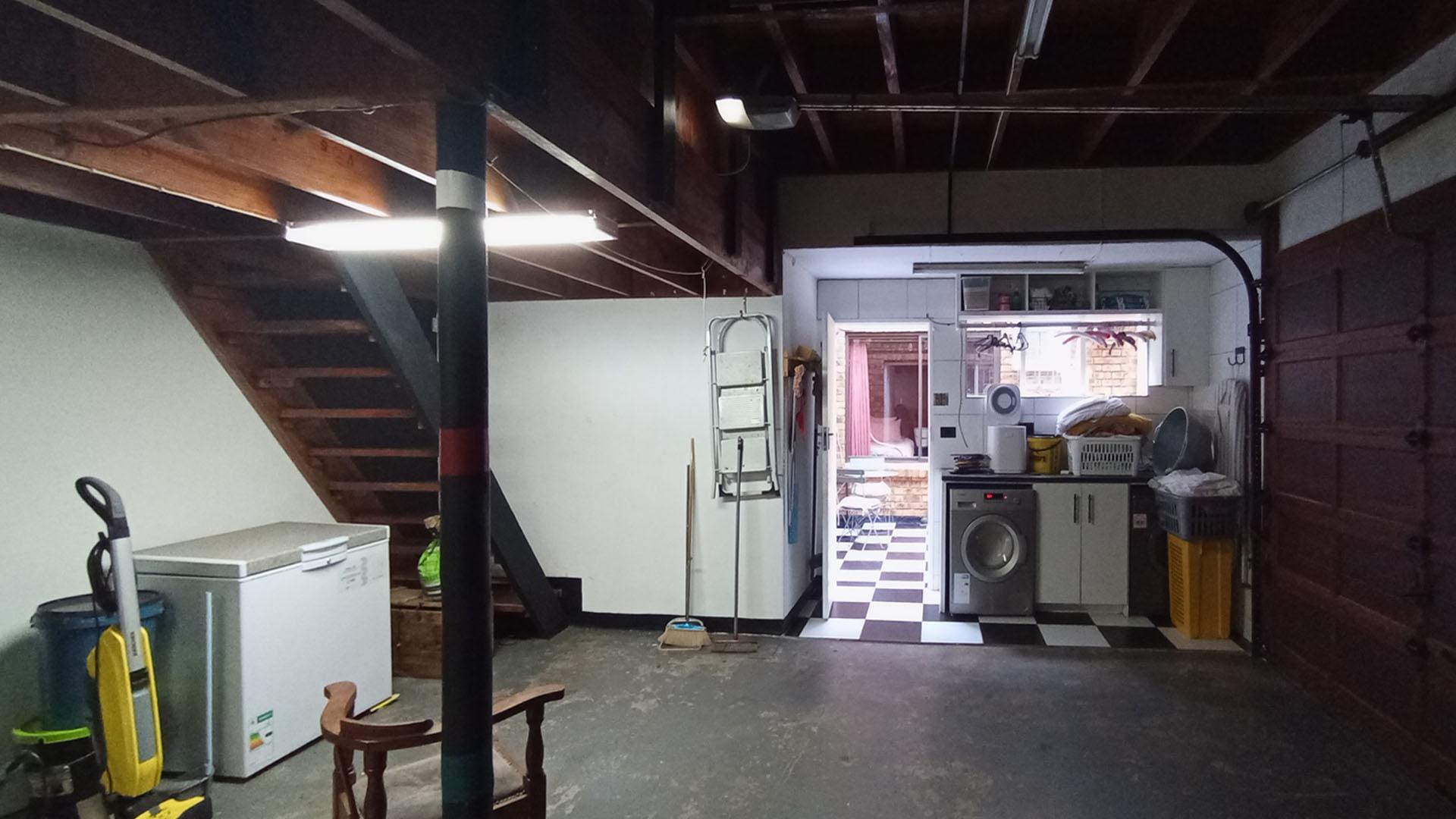 Garage - 41 square meters of property in Faerie Glen