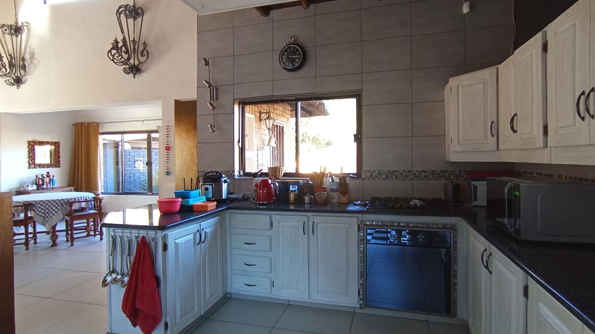 Kitchen - 16 square meters of property in Faerie Glen