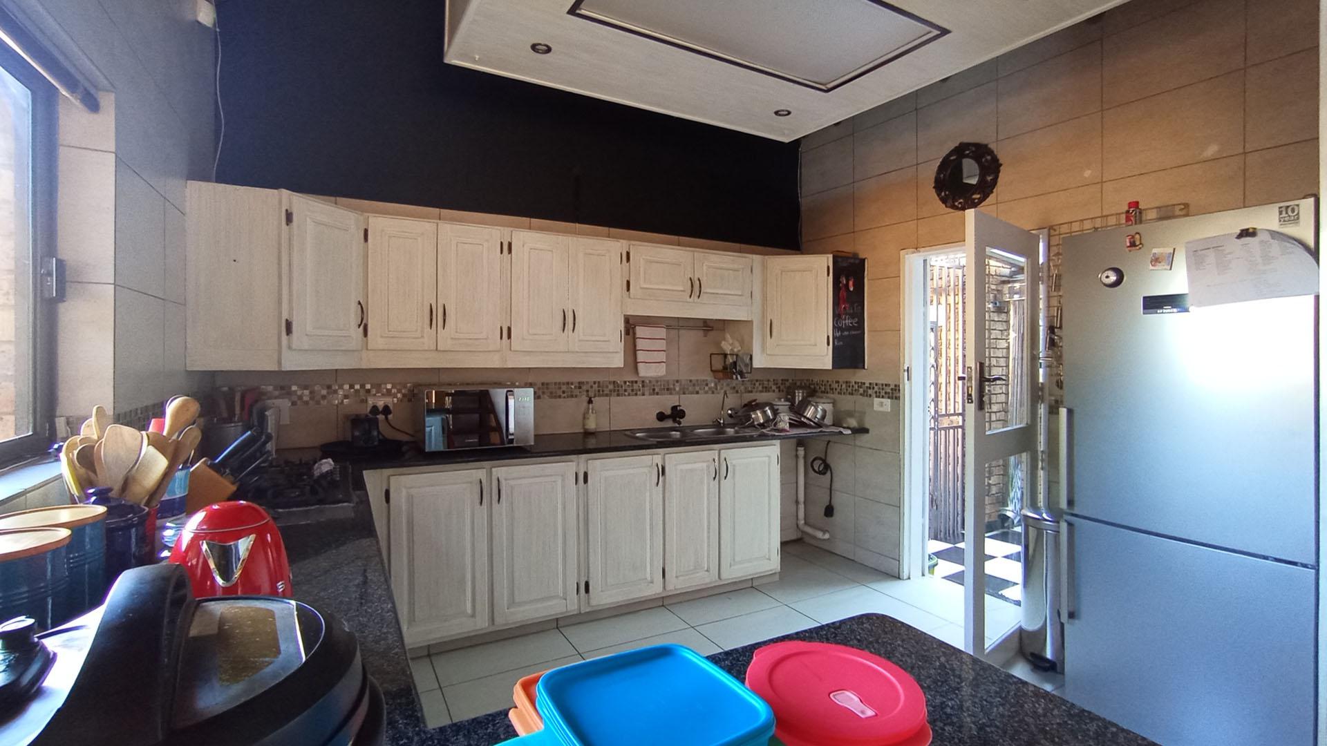 Kitchen - 16 square meters of property in Faerie Glen