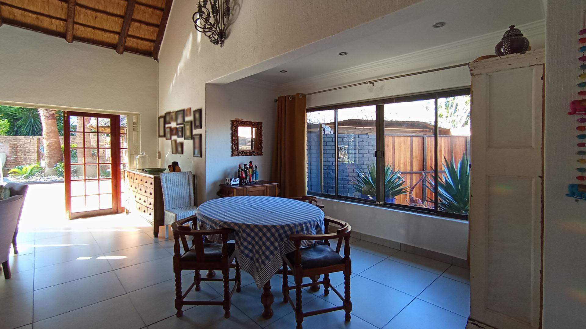 Dining Room - 22 square meters of property in Faerie Glen