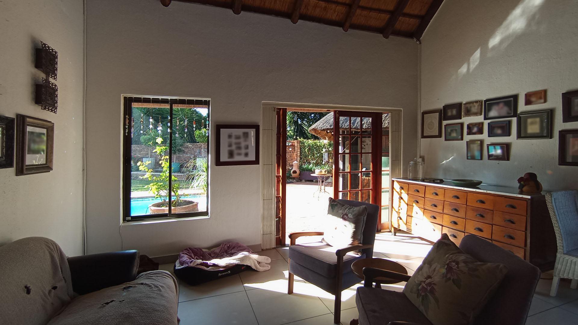 Lounges - 18 square meters of property in Faerie Glen