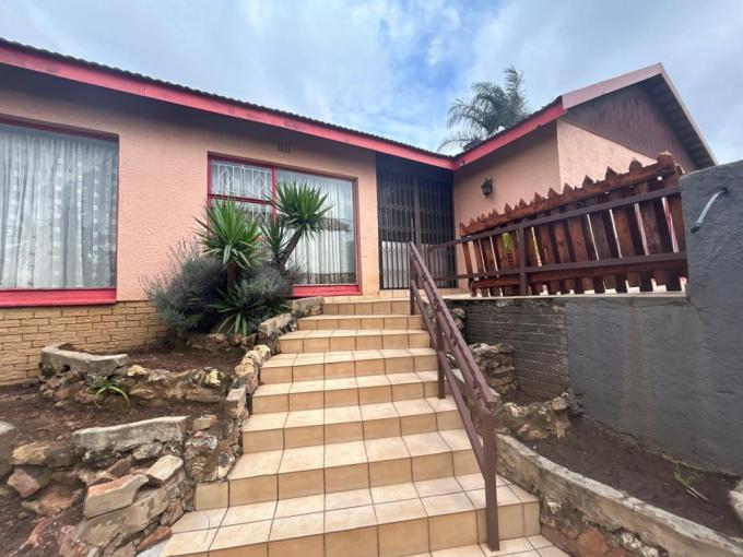 3 Bedroom House for Sale For Sale in South Crest - MR677412