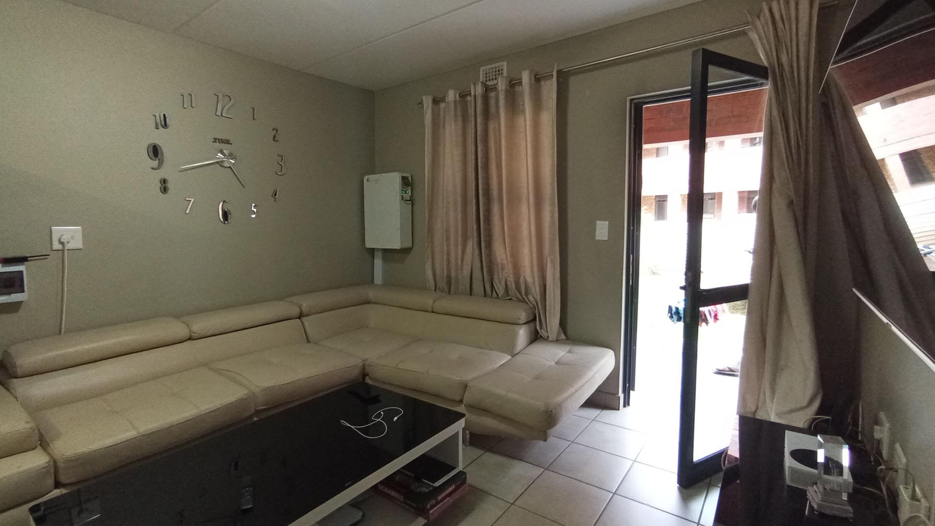 Lounges - 12 square meters of property in Montana Tuine