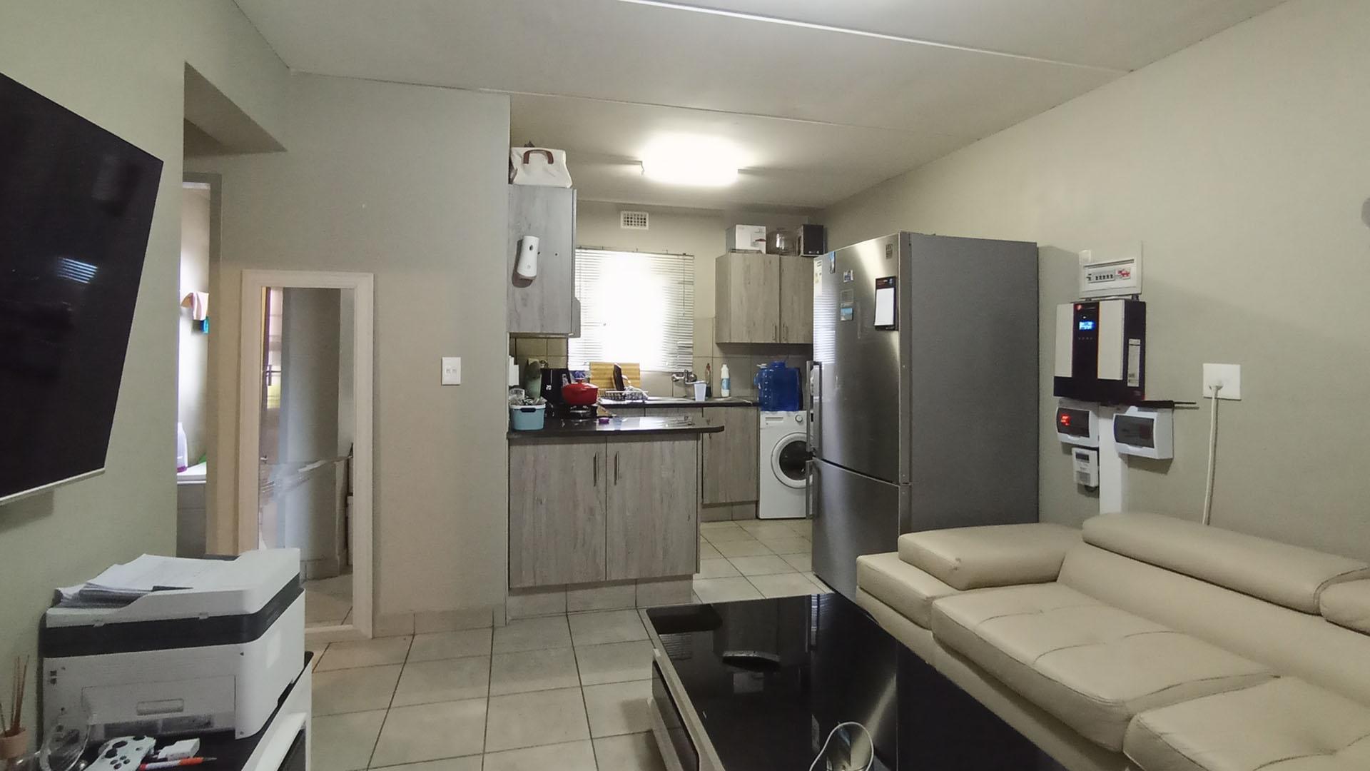 Lounges - 12 square meters of property in Montana Tuine