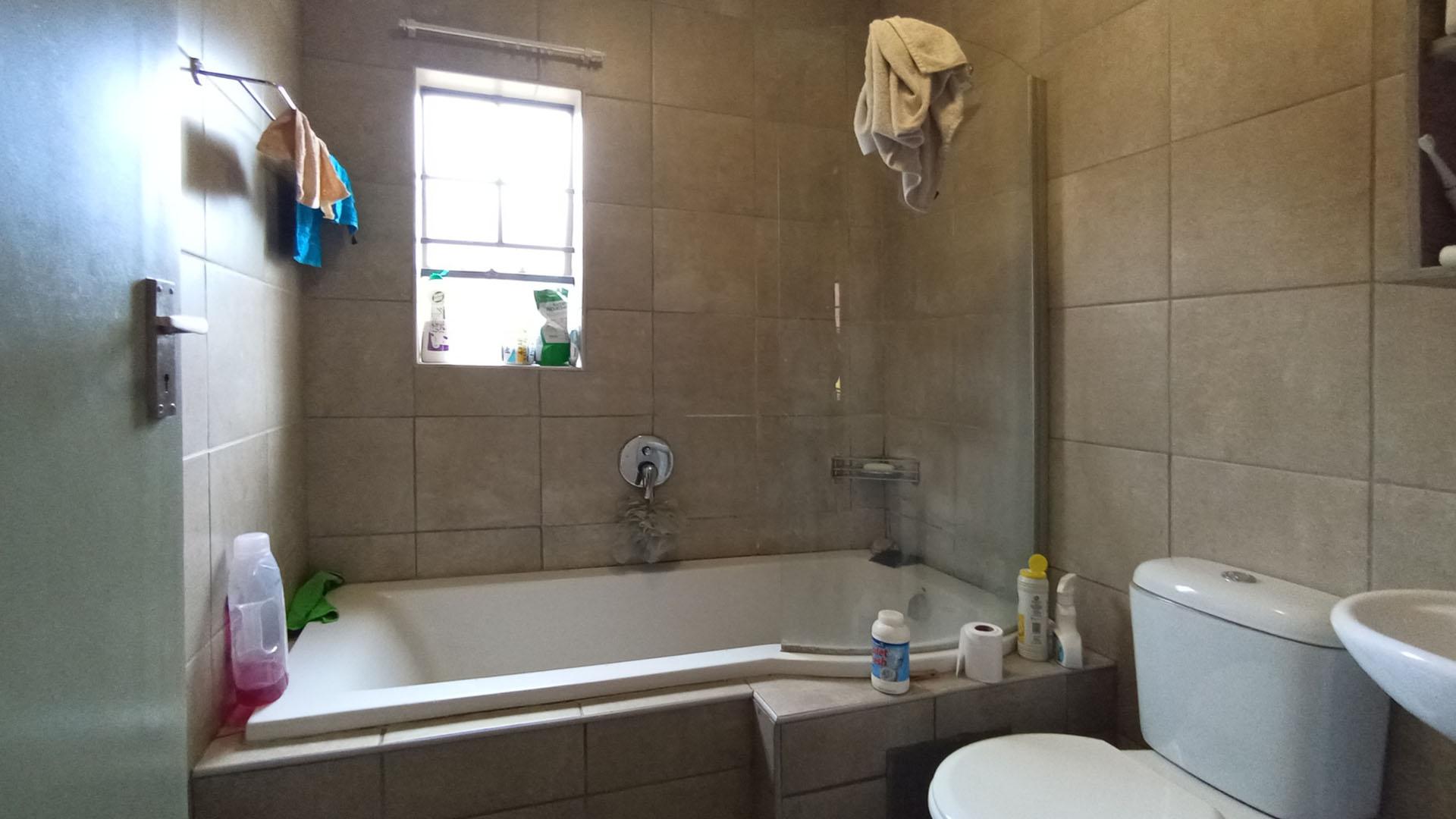 Bathroom 1 - 4 square meters of property in Montana Tuine