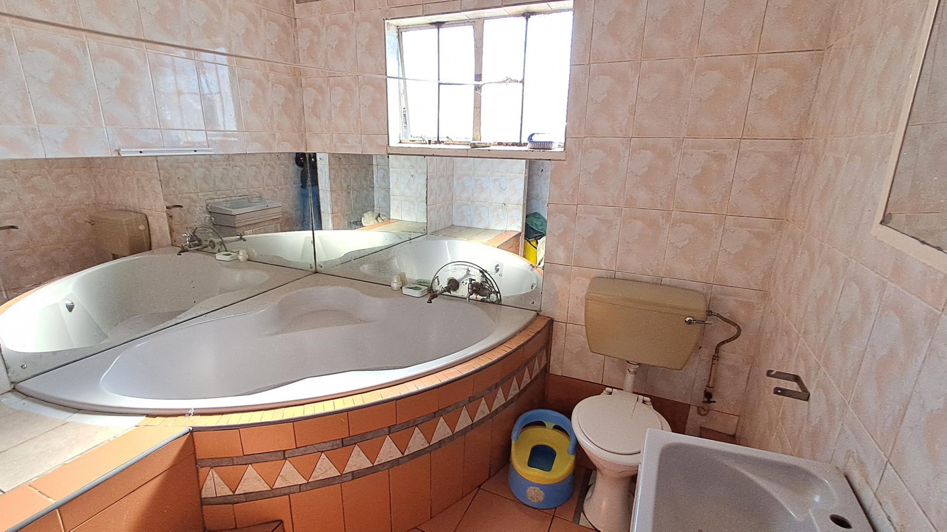 Bathroom 1 of property in Vanderbijlpark