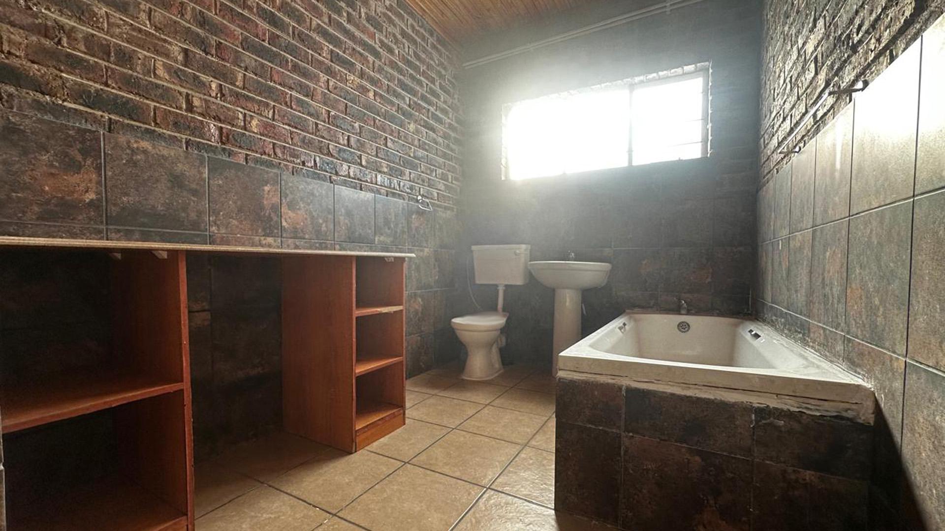 Main Bathroom of property in DEALESVILLE