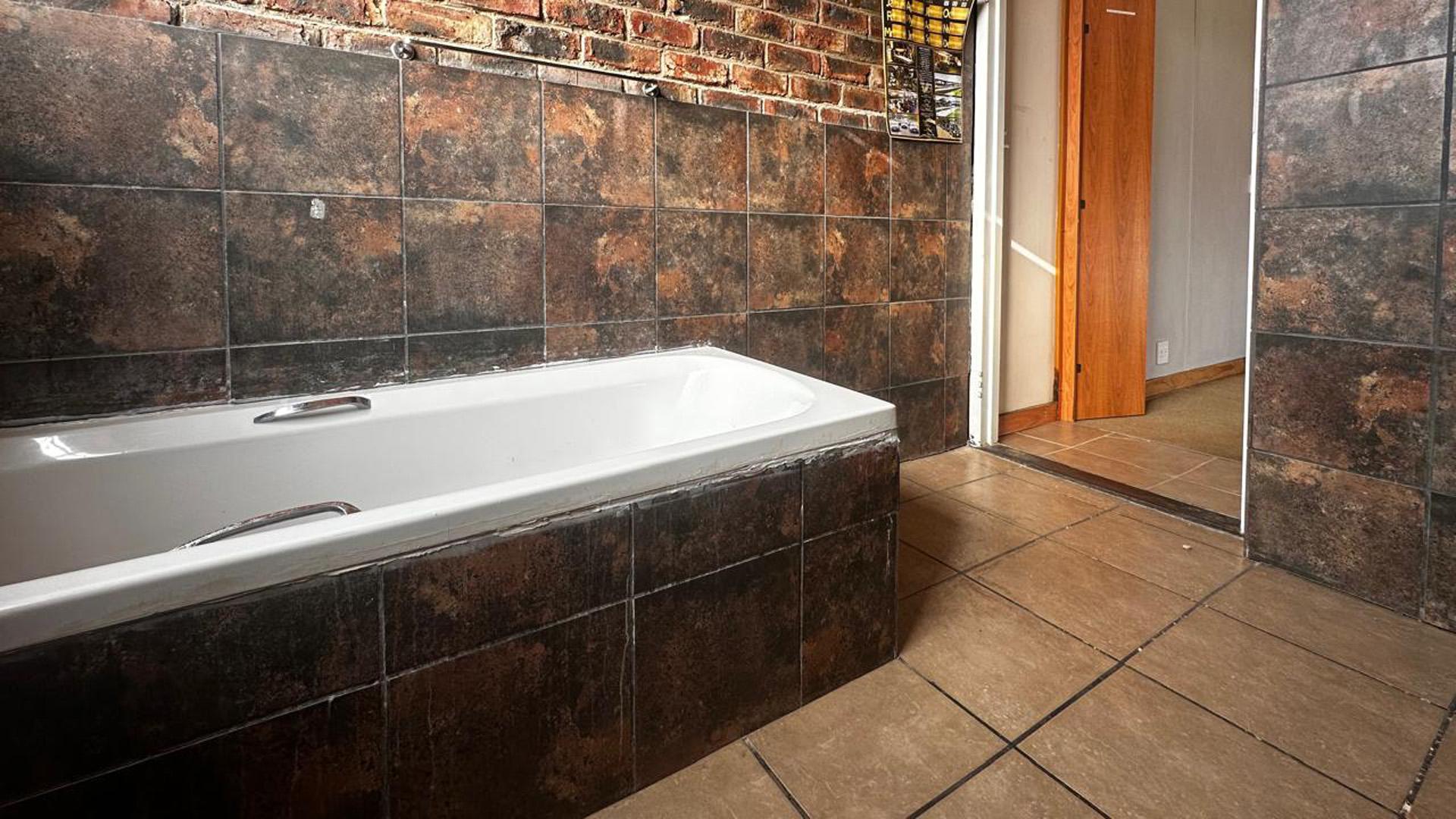 Main Bathroom of property in DEALESVILLE