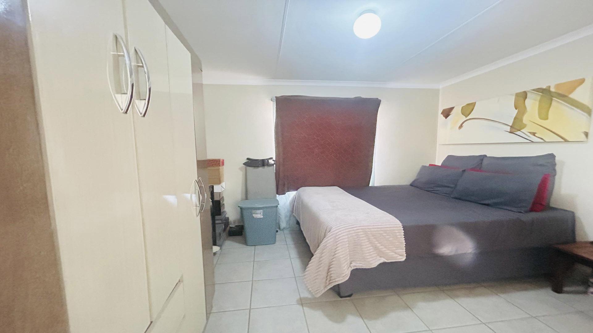 Bed Room 1 of property in Palm Ridge