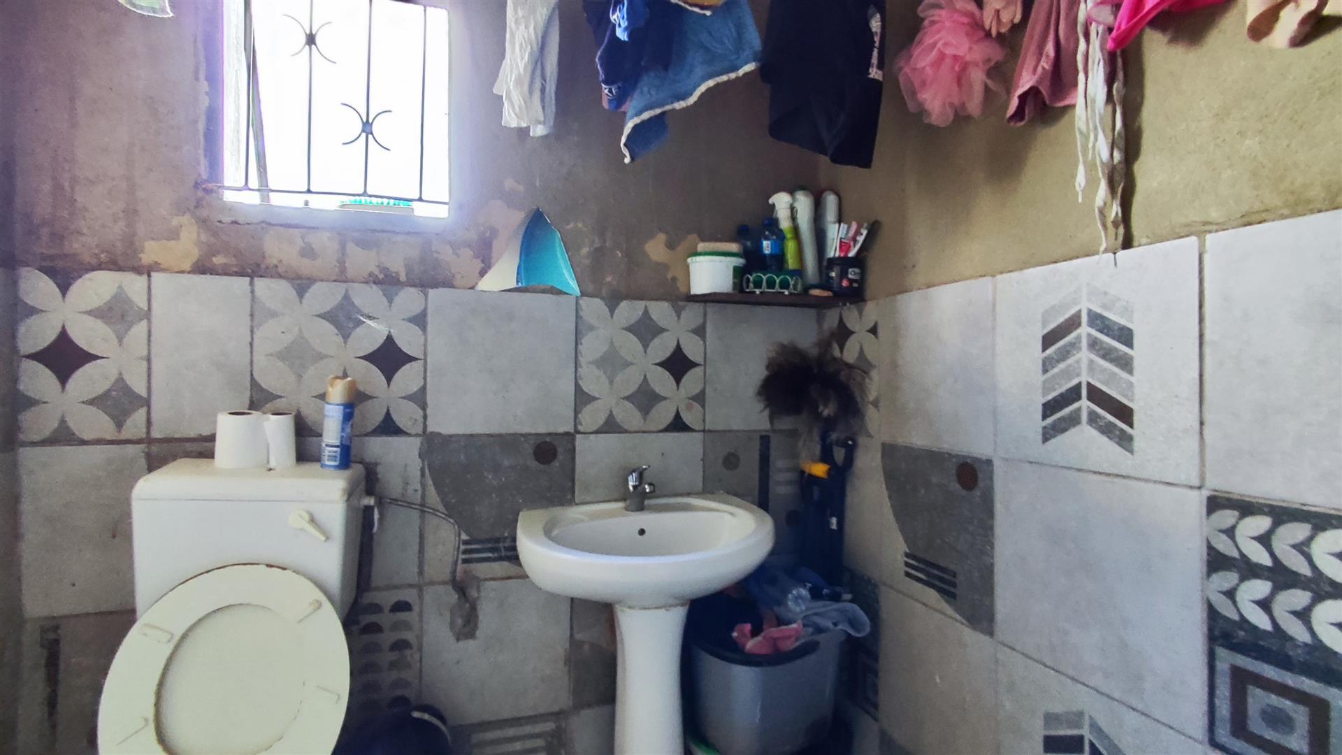 Bathroom 1 - 2 square meters of property in Kingsway