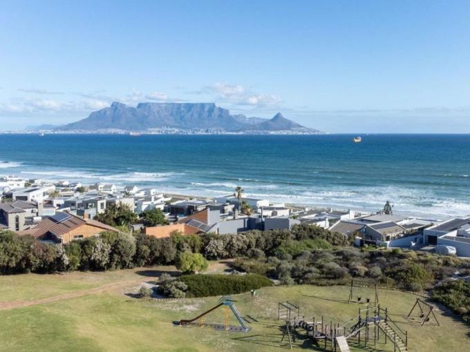 4 Bedroom House for Sale For Sale in Bloubergstrand - MR677492