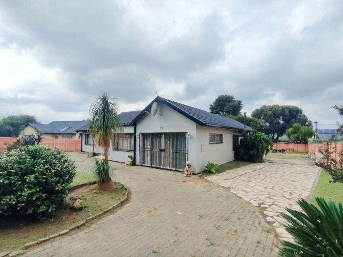 3 Bedroom House for Sale For Sale in General Albertspark - MR677535