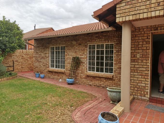 2 Bedroom Simplex for Sale For Sale in Bayswater - MR677549