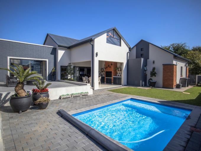 4 Bedroom House for Sale For Sale in Meerhof - MR677559