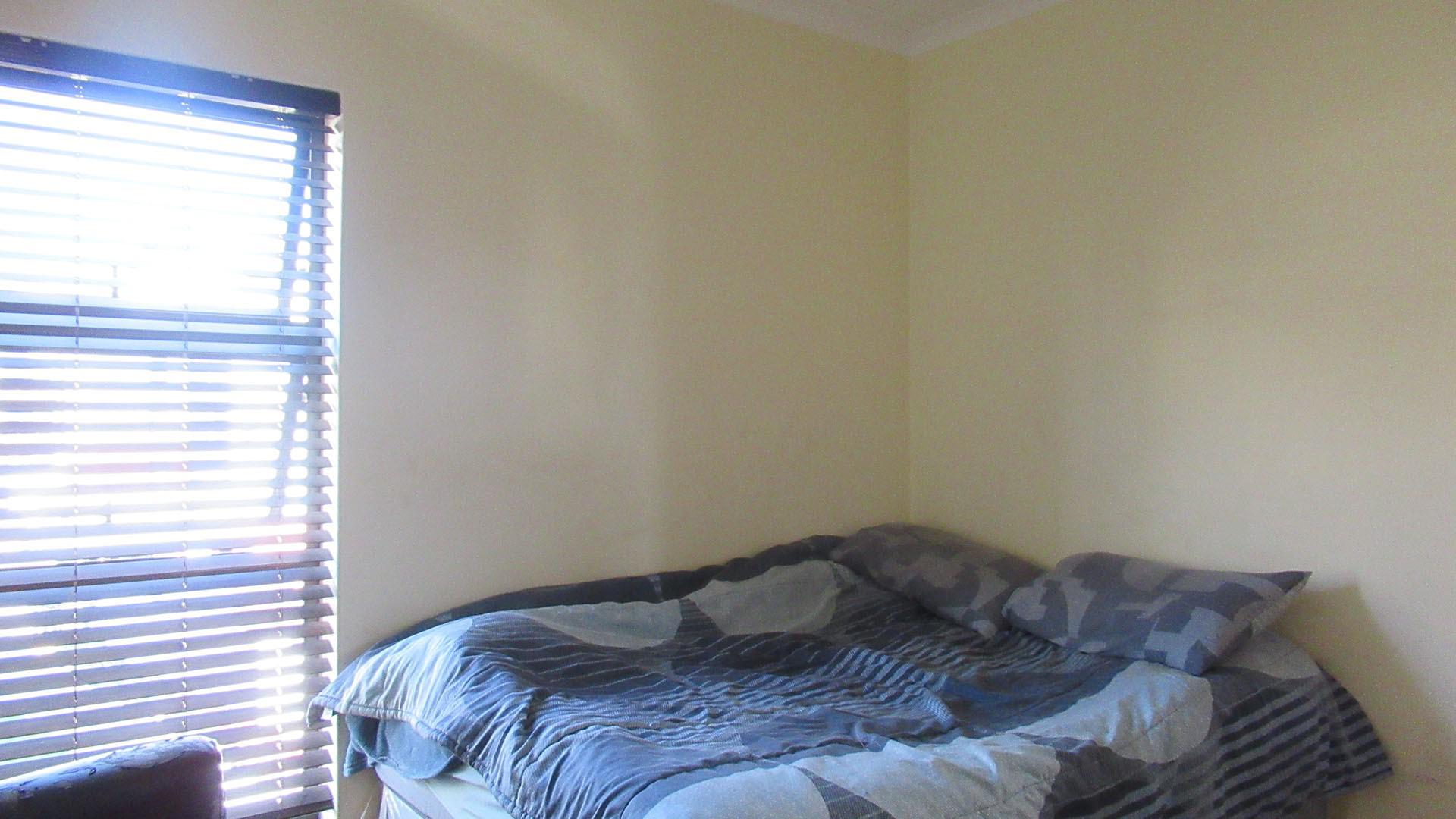 Bed Room 1 - 11 square meters of property in Barbeque Downs