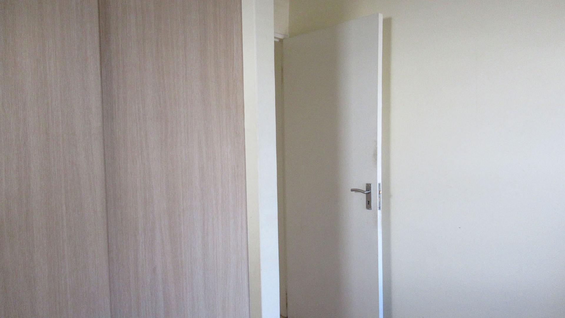 Bed Room 1 - 11 square meters of property in Barbeque Downs