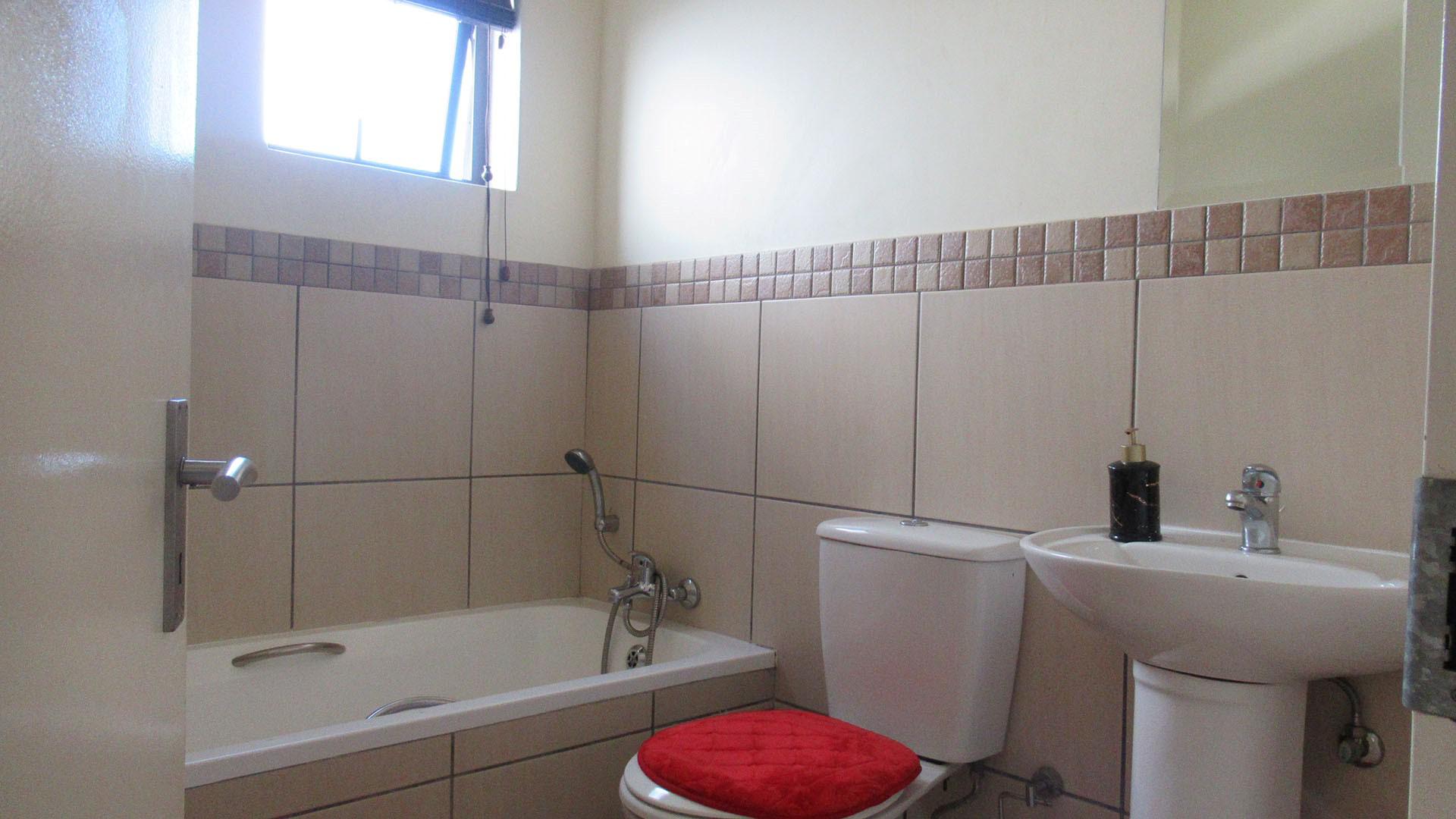 Bathroom 1 - 6 square meters of property in Barbeque Downs