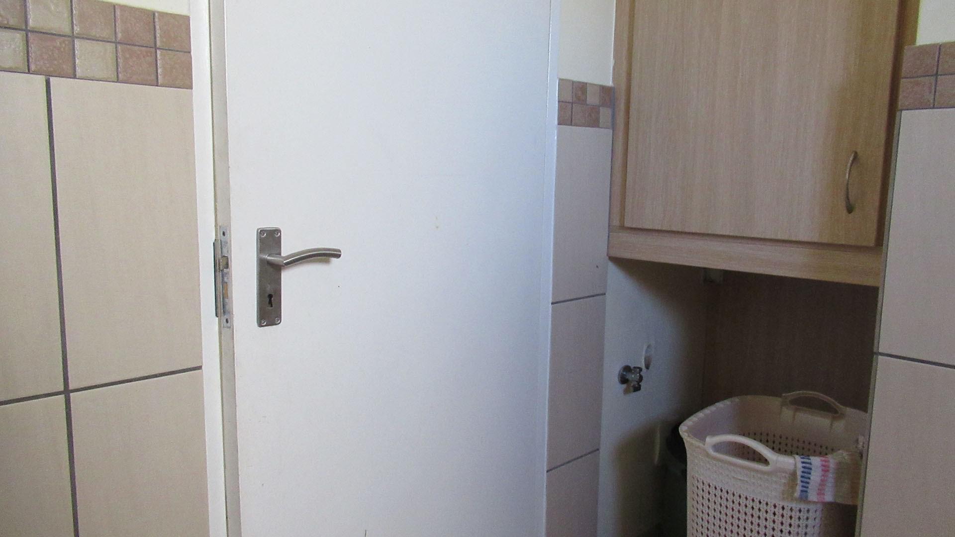 Bathroom 1 - 6 square meters of property in Barbeque Downs