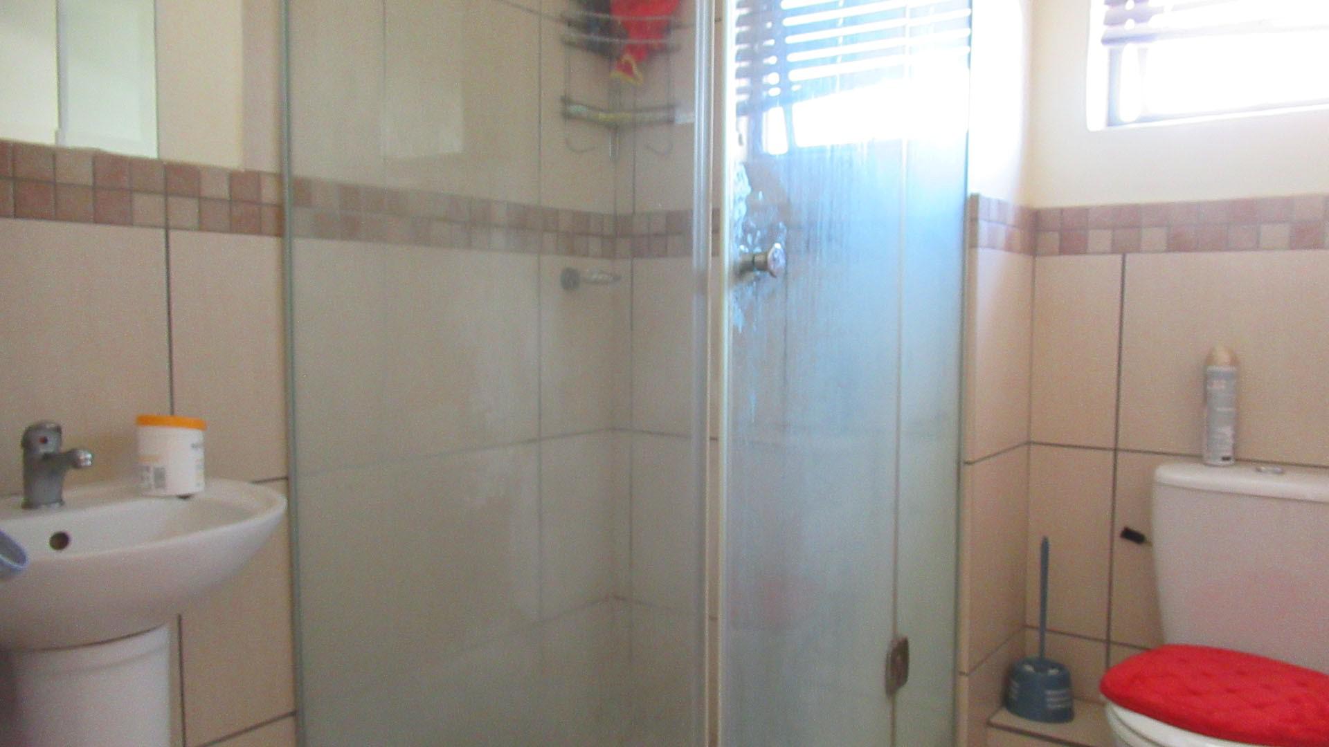 Main Bathroom - 5 square meters of property in Barbeque Downs