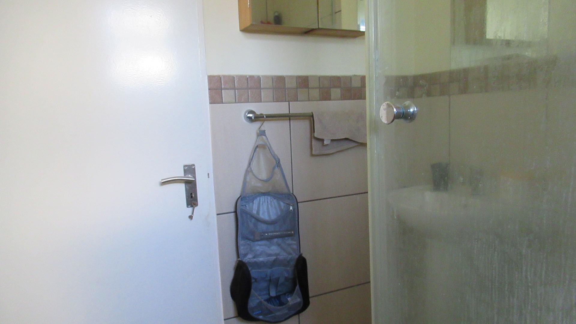 Main Bathroom - 5 square meters of property in Barbeque Downs